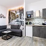 דירה Okbrasov - & In The Heart Of Old Town, Moments Away From The Black Church בראשוב